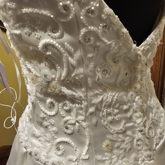 NWT Sample Demetrios White Wedding Dress Size 10 - Picture 9 of 9